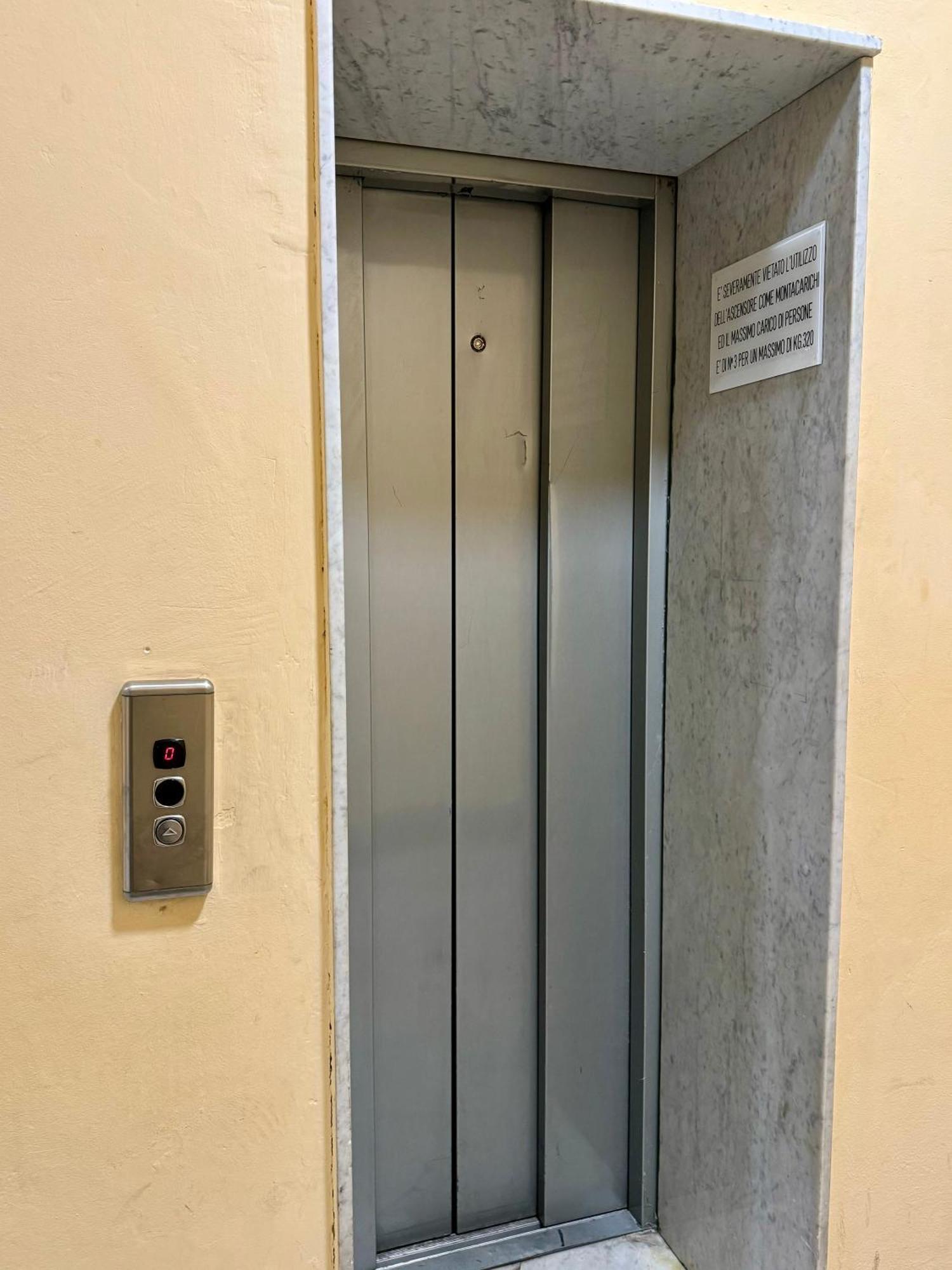 Affittacamere The Shuttle Livorno Exterior photo